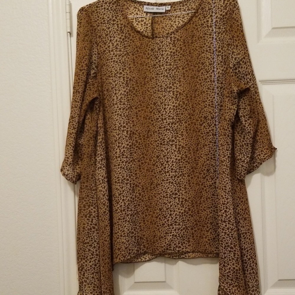 Nicole Marie asymmetrical hem 3/4 sleeve top